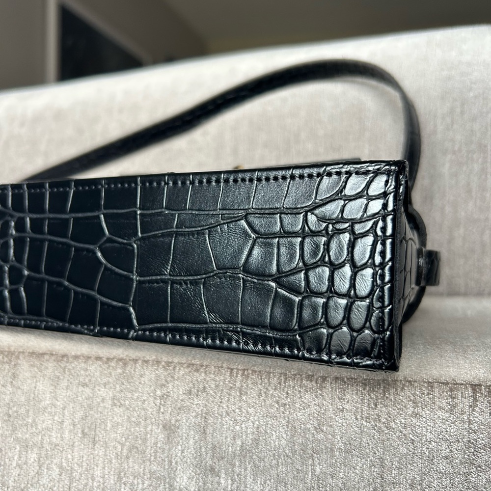 VEGAN LEATHER Black Crocodile-STYLE Handbag Like New! - Picture 6 of 9
